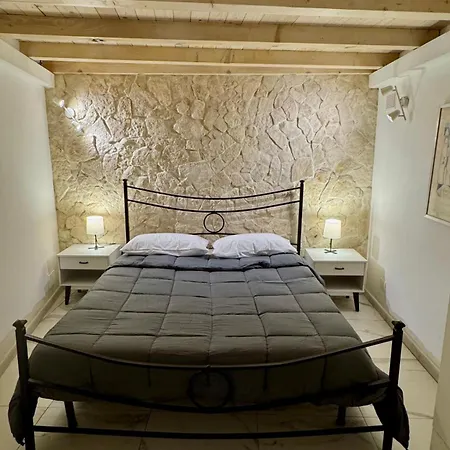 Holiday home Finicchia Art House *